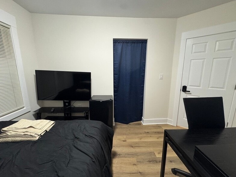 Building Photo - 220 W Buena Vista St