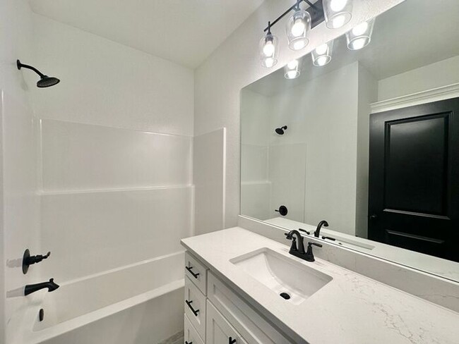 Building Photo - Available Now! Luxurious 3 Bedroom 2 Bath ...