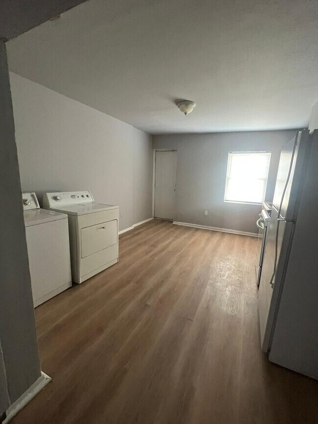 Building Photo - Four Bedroom One Bathroom Unit Recently Re...