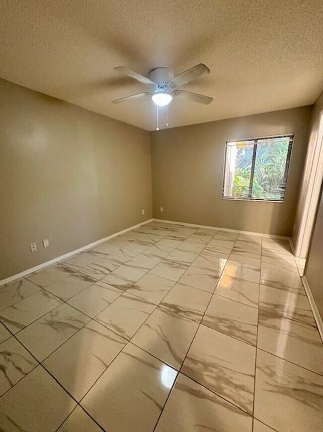 Building Photo - COZY 2/2 DUPLEX