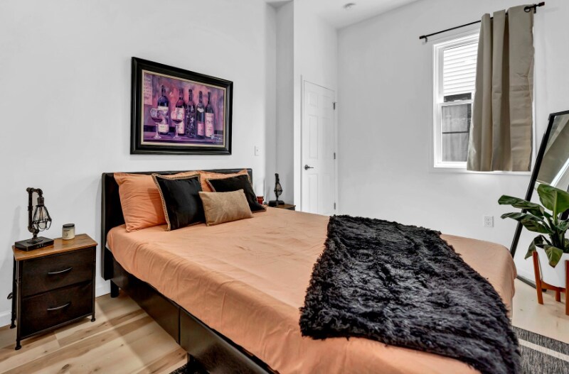 Building Photo - 574 Niagara St