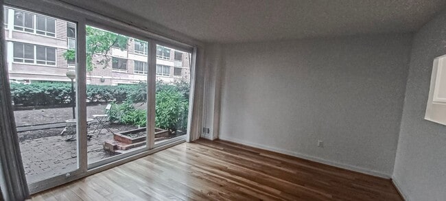 Building Photo - Sunlit 2 Bed 1 Bath, 3 Level Townhome in S...