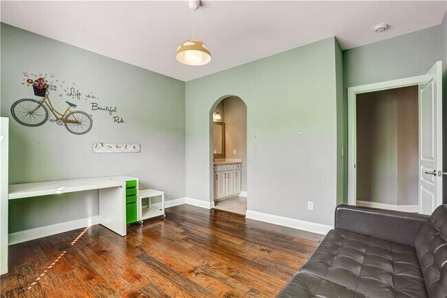 Building Photo - 633 Leland Pkwy
