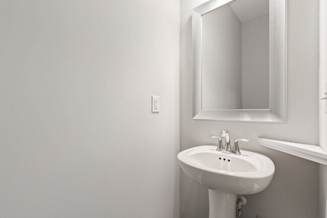 Building Photo - Serene Cul-de-Sac Retreat: 3BR Hillsboroug...