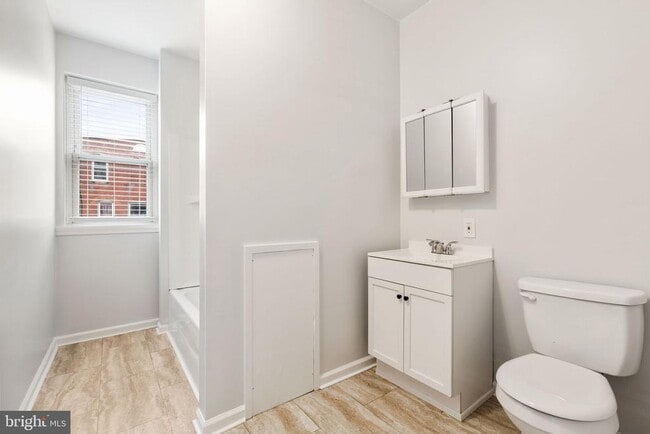 Building Photo - 1726 W 8th St