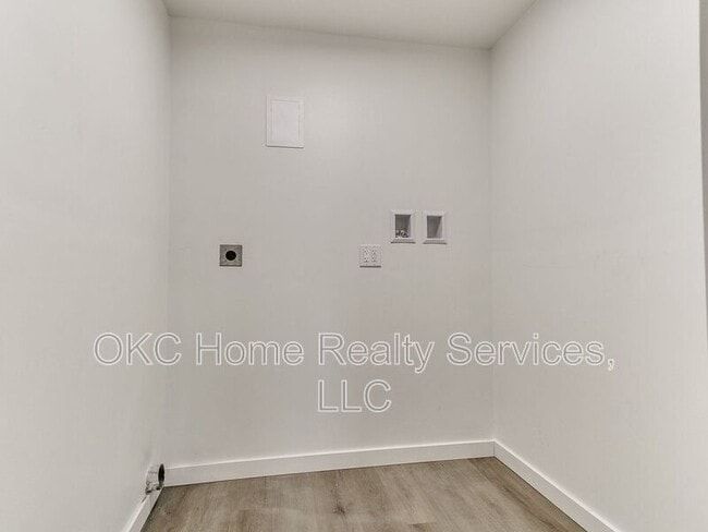 Building Photo - 1812 W Noble Ave