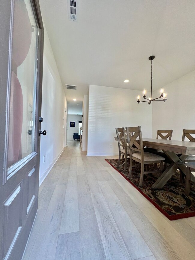 Building Photo - 3 Bed, 2.5 Bath Townhome w/ 1 Car Garage