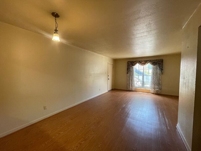 Building Photo - Move-In Ready and Waiting For You!
