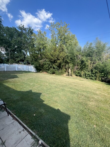 Building Photo - 1500 Pinetree Ln