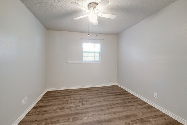 Building Photo - * 3 Weeks off of the First Full Months rent, if moved in by November 2025*