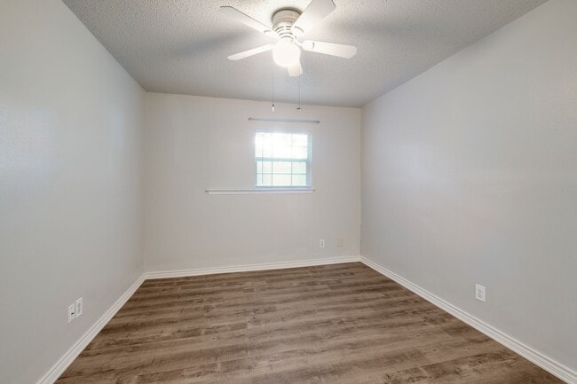 Building Photo - Cute 3 bed 2 bath!