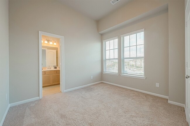 Building Photo - 8700 Laurel Crest Dr