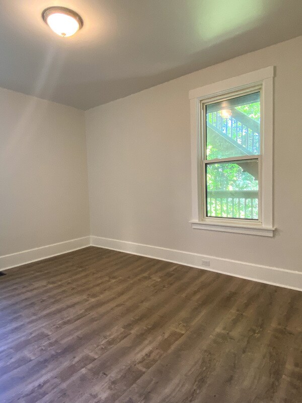 Building Photo - 1535 Fallowfield Ave