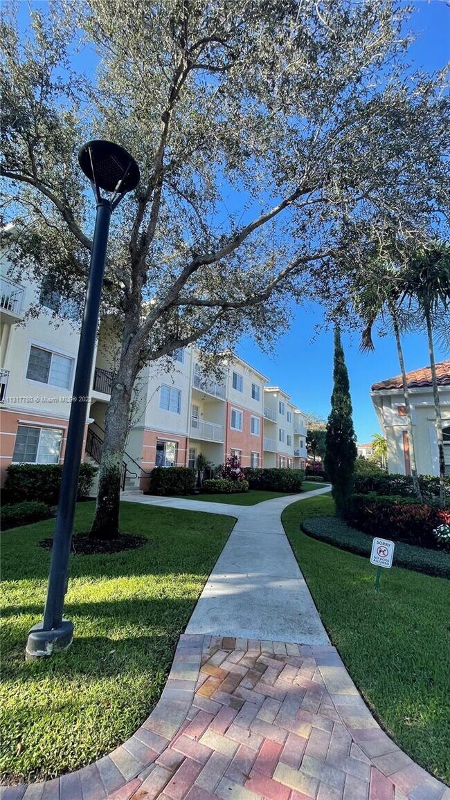 Building Photo - 9887 Baywinds Blvd