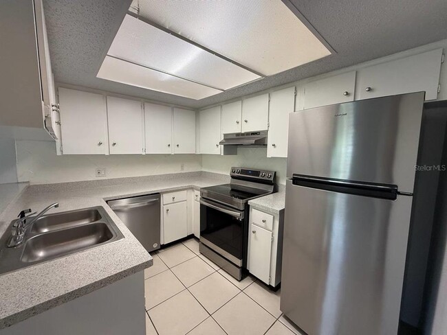 Building Photo - 3153 Bloomingdale Villas Ct