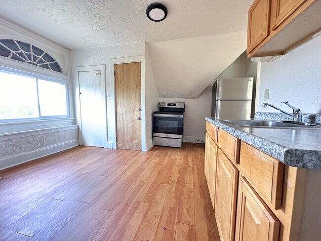 Building Photo - 7467 Schoyer Ave