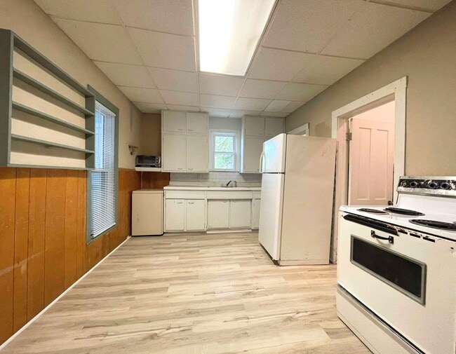 Building Photo - 121 W 7th Ave