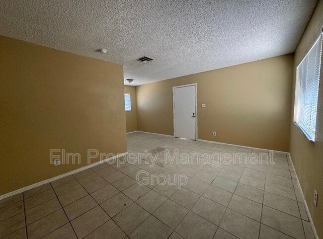 Building Photo - 2516 E Mesquite Ave
