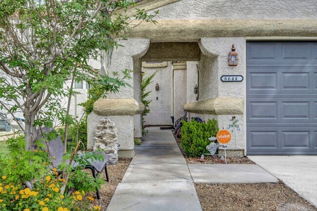 Building Photo - 3 bedroom home with pool!!