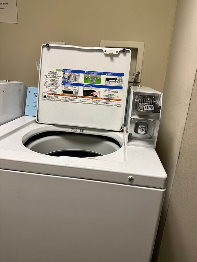 Building Photo - 629 Catharine St