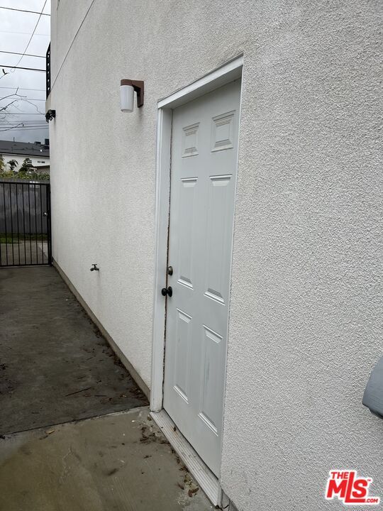 Building Photo - 3955 1/2 S Budlong Ave