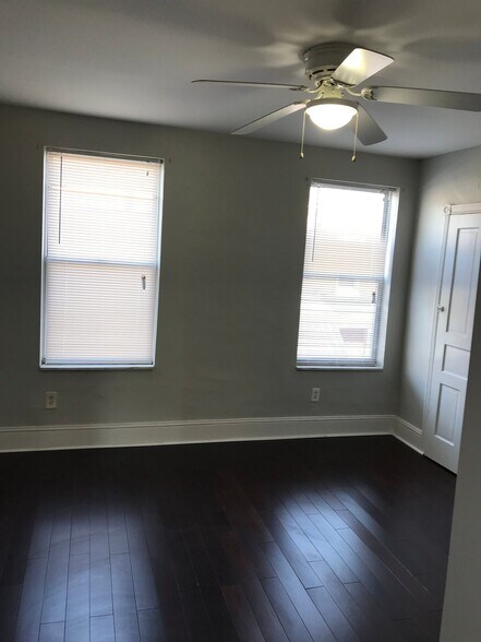 Building Photo - 6439 Glenmore Ave