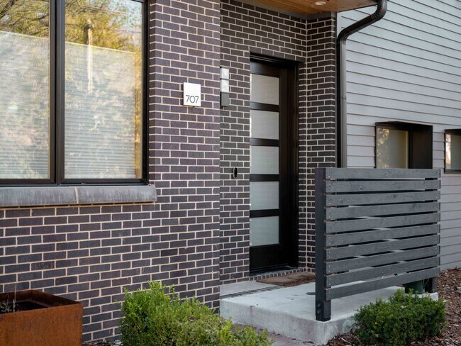 Building Photo - 707 SE A St