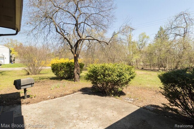 Building Photo - 6207 Nicholas Dr