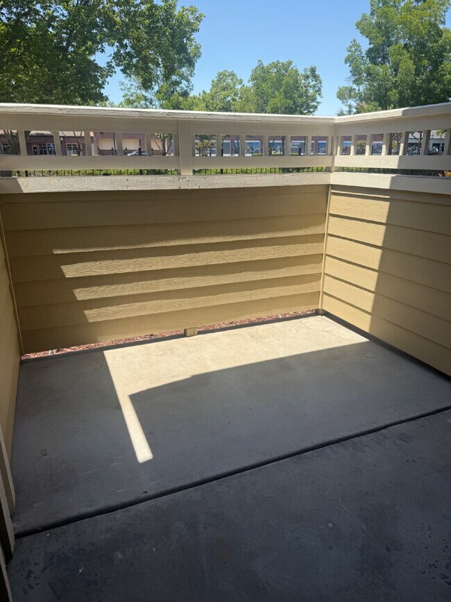 Building Photo - Beautiful 2 Bed, 1 Bathroom Lower-Level Co...