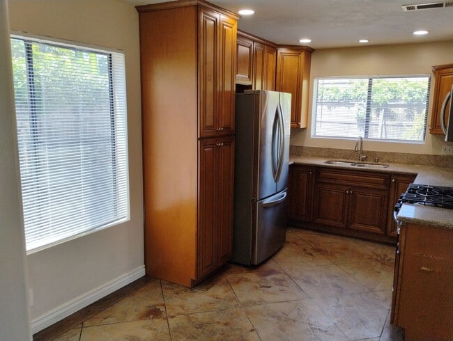Building Photo - Beautiful 4BR/3 Full BA single family home with large yard
