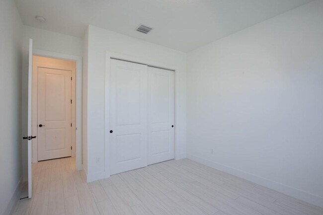 Building Photo - 5576 Captiva Ln