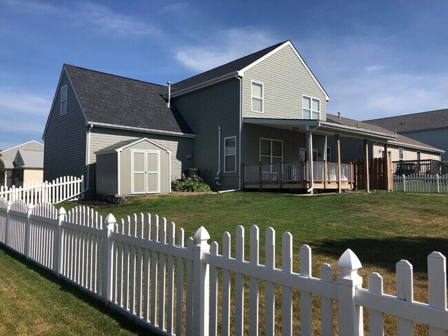 Building Photo - Large Home in Papillion For Rent!