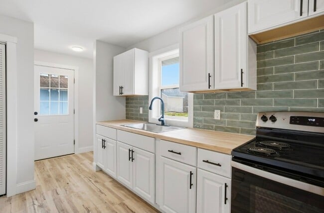 Building Photo - Spacious inside and out! Freshly painted!  3-Bedroom Rental Home – Comfort & Convenience!
