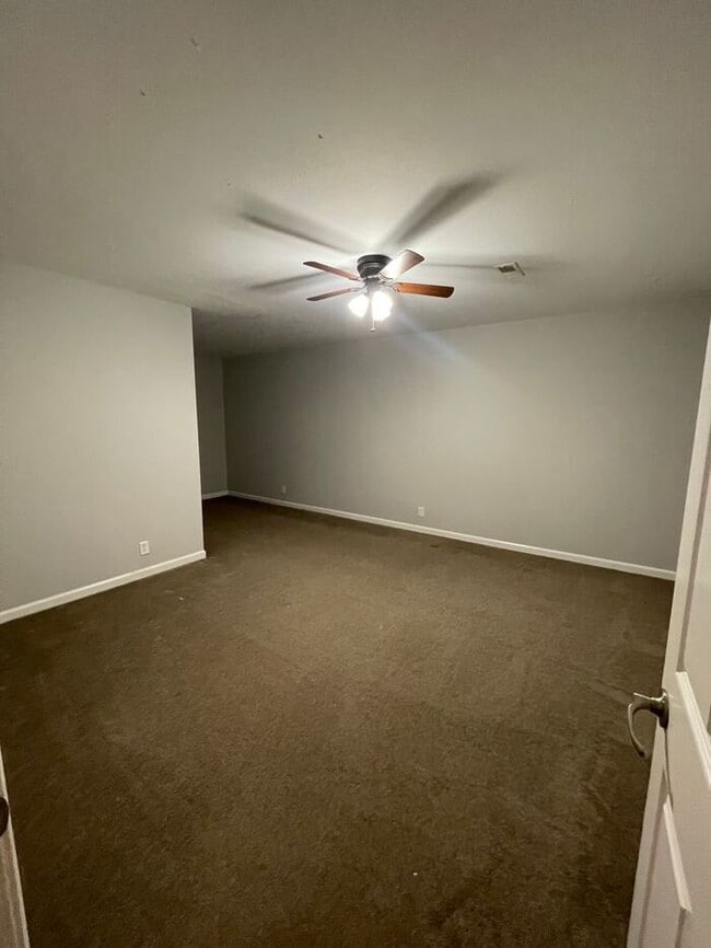 Building Photo - 3 bed, 2 bath, 2 car garage w/ bonus room and fenced yard in W. Knoxville