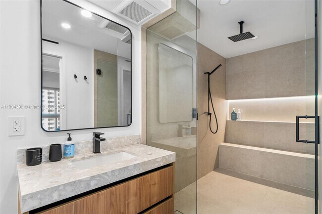 Building Photo - 2655 Collins Ave