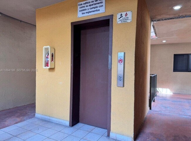 Building Photo - 6055 W 19th Ave