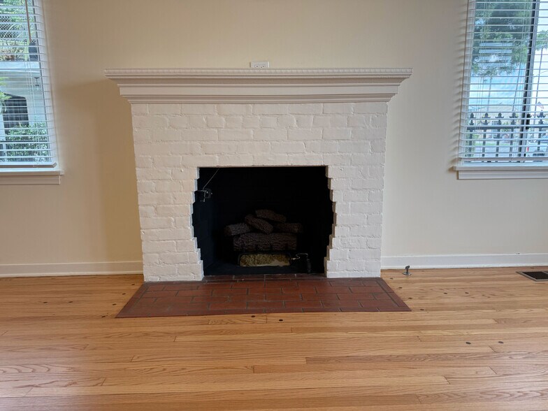 Building Photo - 617 W Glenoaks Blvd