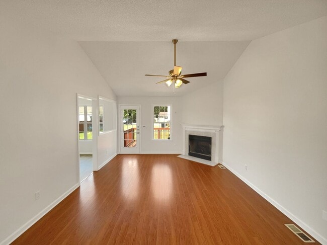 Building Photo - Cute 2 Bedroom 2 Bath Home with a 2 Car Garage!