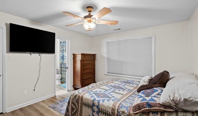 Building Photo - 1017 S Hills Dr