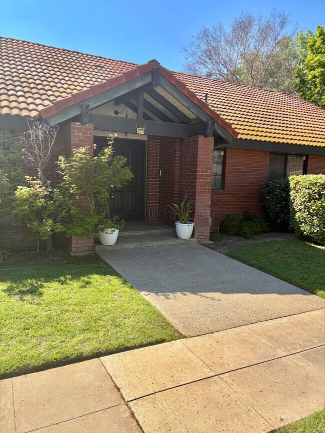 Building Photo - Exceptional 3 bedroom plus Loft or 4th bedroom