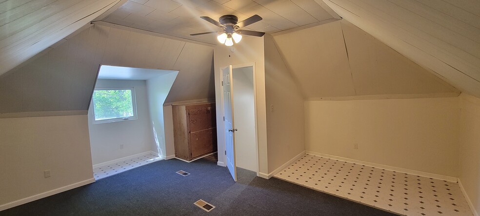 Upstairs Space w/Storage Area - 1914 S S St