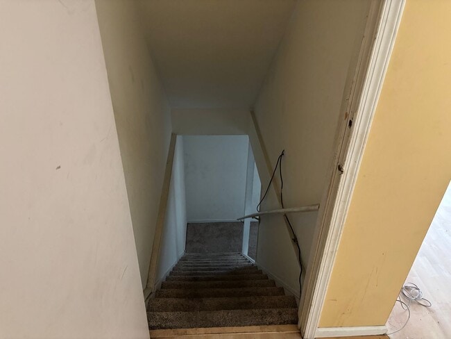 Building Photo - **NEW CARPETING** Abbey Lane Townhome 3 Beds 3 Baths!!