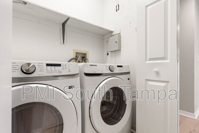 Building Photo - 3110 W Villa Rosa St