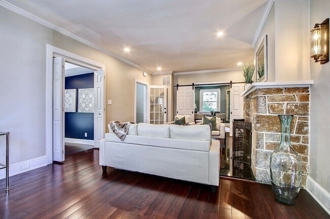 Building Photo - Gorgeous 5 BED + 3.5 Ba in Main House, 1 + 1 in BSMT, 1 + 1 above garage  in the Heart of Downtow...