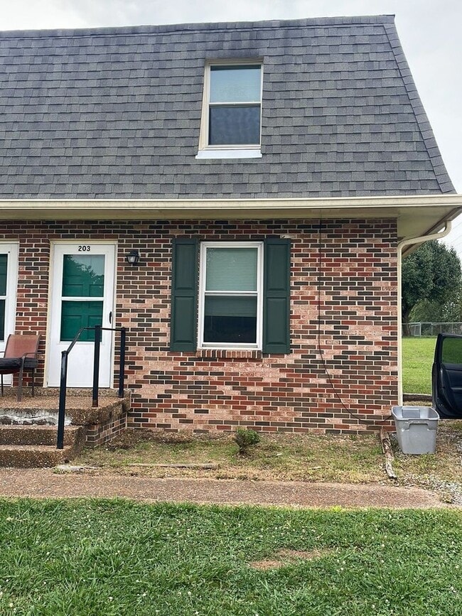 Building Photo - 2 Bedroom 1.5 Bath Townhome - FIRST FULL MONTH RENT FREE!!