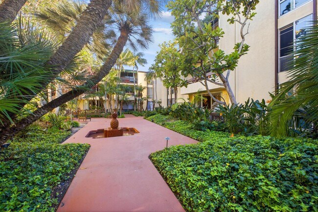 Building Photo - 6333 La Jolla Blvd