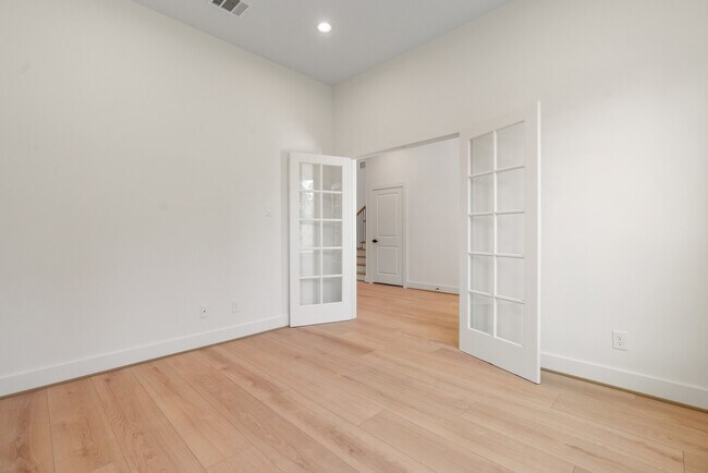 Building Photo - 1420 Flamingo St