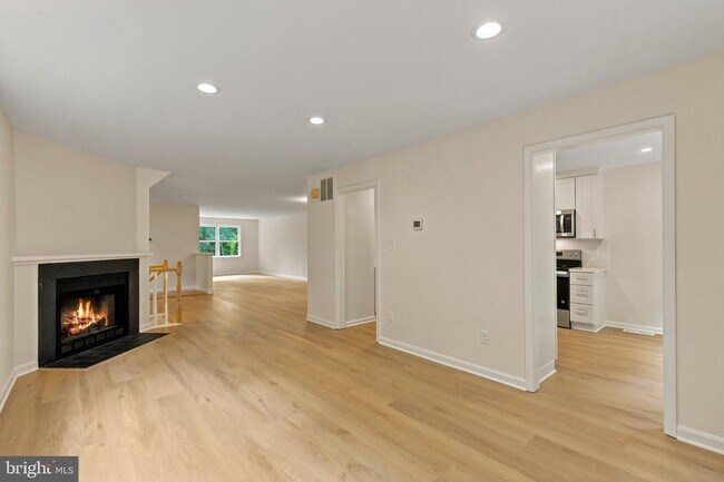 Building Photo - 7937 Valleyfield Dr