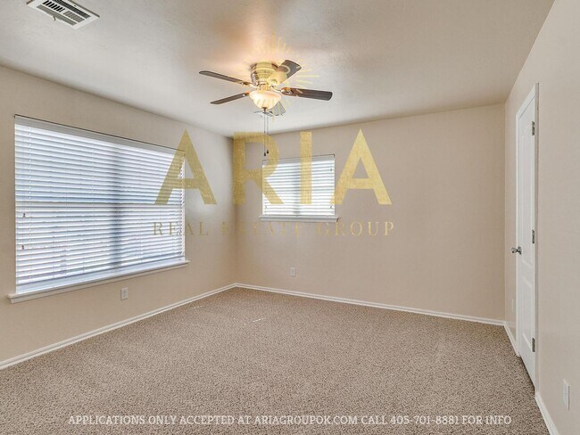 Building Photo - *611-613 Welston Cr.