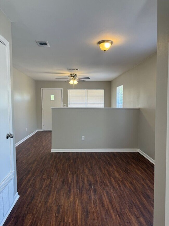 Building Photo - Centre-513